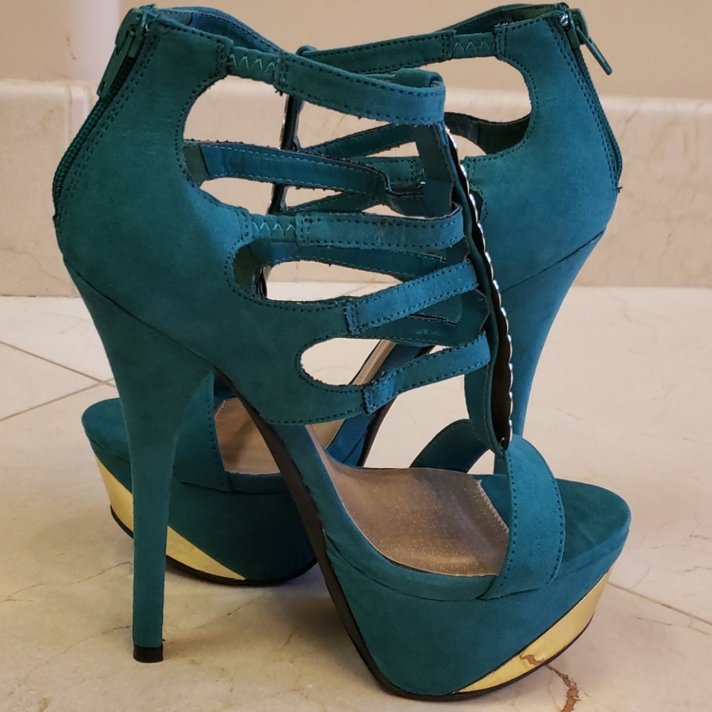 NWOT Bebe emerald & gold platform heels, sz 8
